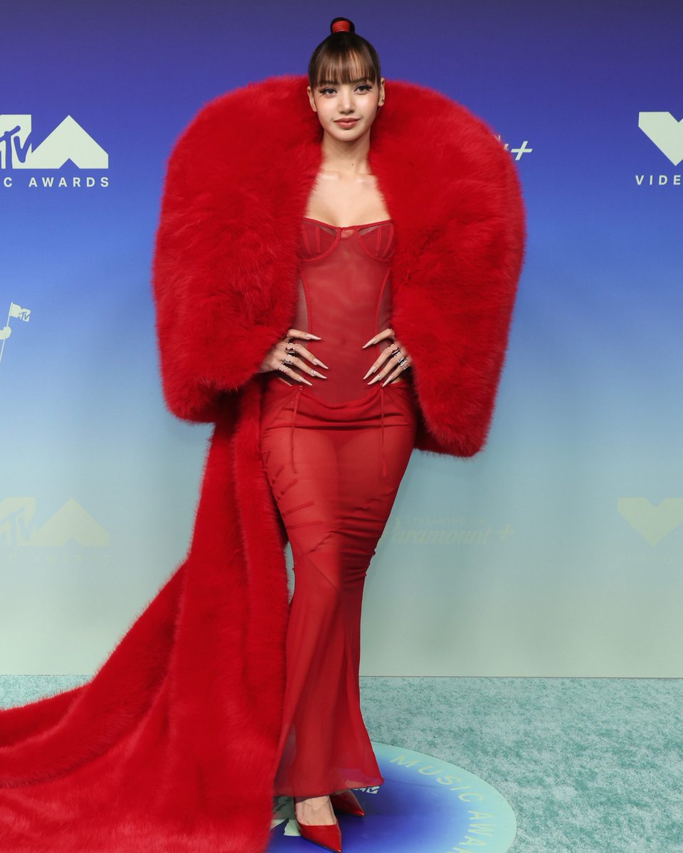 enews's tweet photo. How you like that? 😍 LISA has arrived to the #VMAs. (📷: Getty) https://t.co/CAeO0q07GG