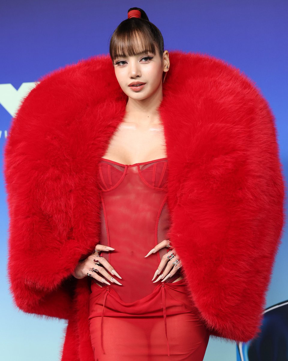 enews's tweet photo. How you like that? 😍 LISA has arrived to the #VMAs. (📷: Getty) https://t.co/CAeO0q07GG