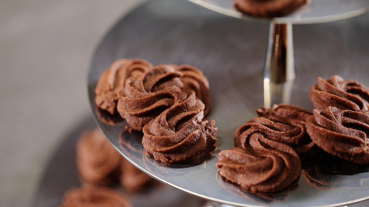 EmelinaChabf's tweet photo. Hoy probé hornear galletas con chips de chocolate por primera vez: masa cremosa, chocolate derretido y un pequeo desastre que salió muy rico! , https://t.co/zqebGrANnN