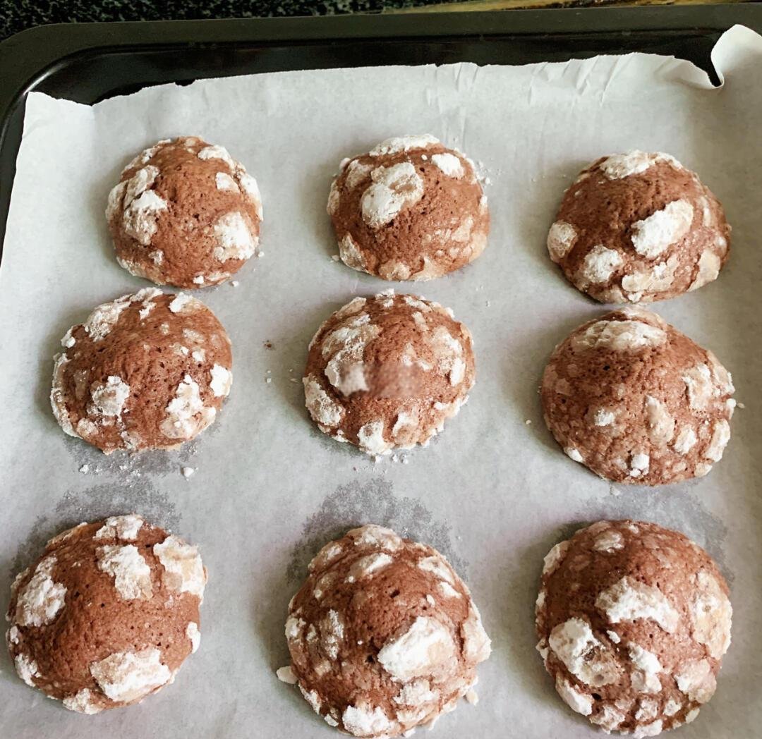 ShandraLunn0's tweet photo. Just pulled these golden, crumbly chocolate chip cookies fresh from the oven—warm melty chocolate inside, perfect with a cold glass of milk. Cozy Sunday baking win!， https://t.co/Ca5Oq4kXMa