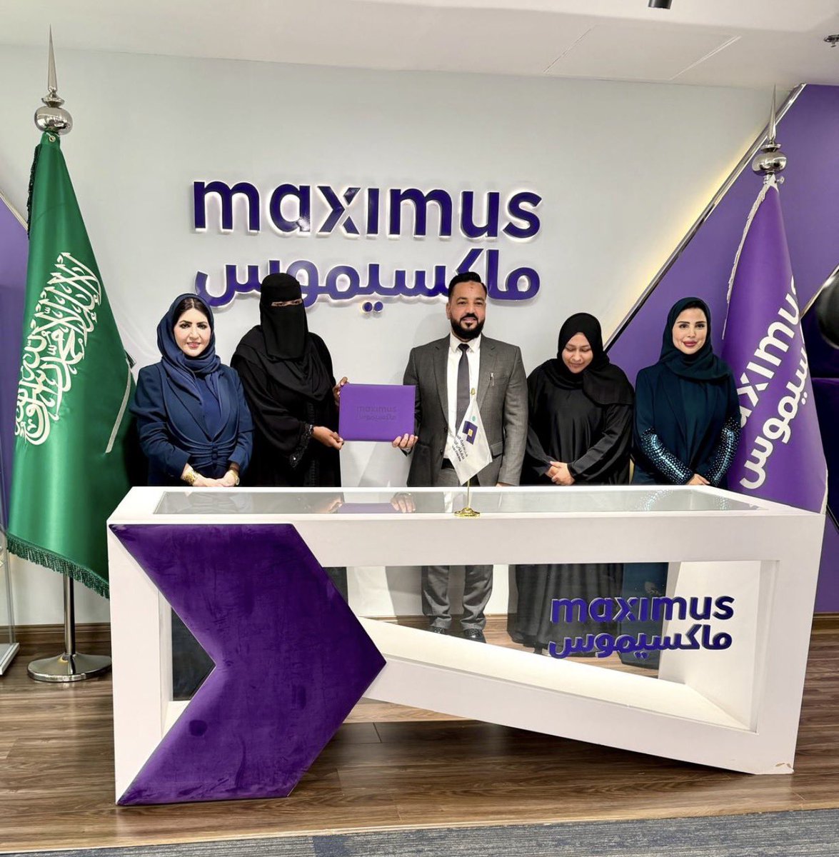 hana_alshebli's tweet photo. سعدت بحضور توقيع الاتفاقية بين الجمعية السعودية للفنون التشكيلية وأكاديمية ماكسيموس، بحضور الاستاذة جهير البخيت المدير التنفيذي للجمعية، والاستاذ محمد عبدالرحمن المدير التنفيذي للأكاديمية @maximusacademy0 
وننظر بتفاؤل لهذه الاتفاقية وما يمكن ان تفتح المجال له من برامج تدريبية وتطويرية تسهم في رفع المستوى الفني والعلمي لاعضاء الجمعية، وتعزز من فرص تطوير مهاراتهم وقدراتهم بما يواكب احتياجات سوق العمل.
وتأتي هذه الشراكة مع جهة تمتلك خبرة عالمية تمتد لاكثر من خمسة عقود في دعم الحكومات والمؤسسات في مجالات القوى العاملة والتشغيل، وخبرة في المملكة تمتد لاكثر من 14 عاما، ساهمت خلالها في دعم مبادرات التحول وتطوير سوق العمل وتقديم برامج تدريبية متخصصة في مختلف المجالات المهنية والعلمية.

كل الشكر للهيئة الادارية للأكاديمية على حسن الاستقبال، والتوفيق لهذه الشراكة
ونسأل الله ان تحقق اهدافها وان تعود بالنفع على اعضاء الجمعية والفنانين والفنانات.

@MOCSaudi
@ncnp_sa
@ksa_safa_