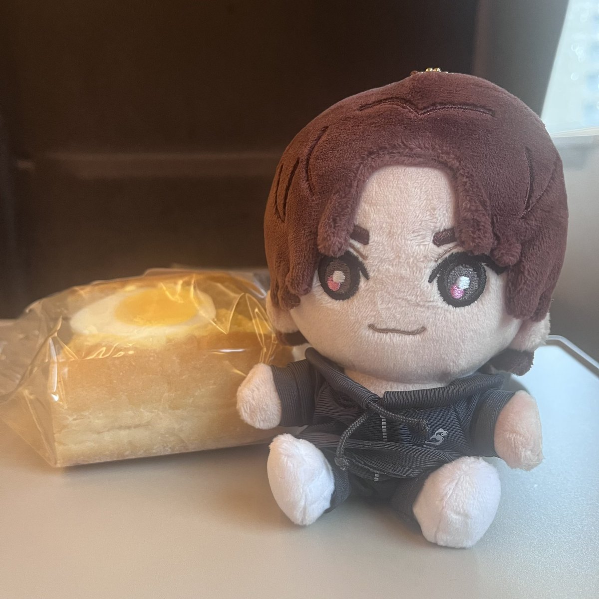tsuru_beniko's tweet photo. 大我ちゃま連れて東北出張だよー💖
（ぬいとアクスタ持参で出張♩） https://t.co/dWr1aU0sx1