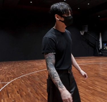 JEONKH_'s tweet photo. this jungkook is insane https://t.co/mqV8LES7wJ