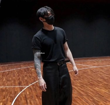 JEONKH_'s tweet photo. this jungkook is insane https://t.co/mqV8LES7wJ