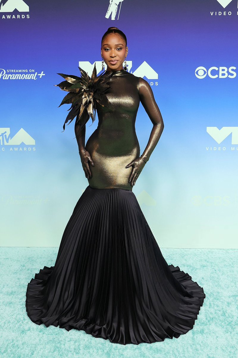 NormaniKHBrasil's tweet photo. Normani no red carpet do #VMAs https://t.co/yvjA3ARGWz