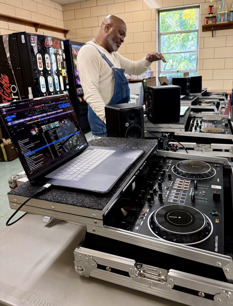 UnlockYourLight's tweet photo. Join our DJ classes every Saturday morning from 10a-11:30a at Amundsen Park. It’s FREE! Register IN-PERSON ONLY 🎧 https://t.co/pnGLGkgzMK