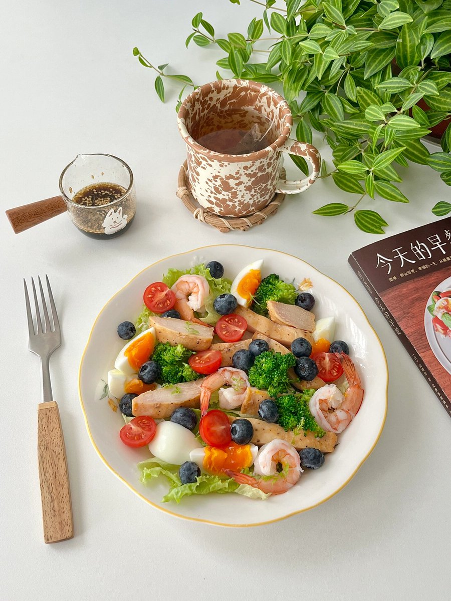 PenneyParkkfc's tweet photo. Comida baja en grasa fácil: pechuga de pollo a la parrilla + ensalada de espinacas y frambuesas. Rica en proteínas y fibra, ideal para controlar peso sin renunciar al sabor https://t.co/50DM2FIe57