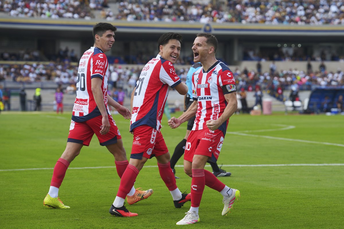 LigaBBVAMX's tweet photo. ¡El San Luis lo ganó ante los Pumas! ⚽️
Fue un gran partido, con un cierre que nos mantuvo al borde del asiento. Acá échenle ojo a #ElResumen. ⤵️
https://t.co/rD4Jntqcc2
#J10 #AP26 #UNAMADSL https://t.co/AbCnQMyeaF