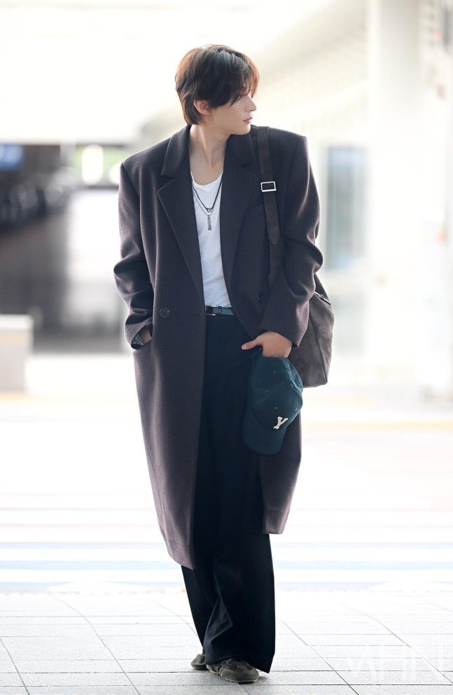 adorableantonny's tweet photo. 앤톤이 기사사진 미첫다 

#ANTONxSaintLaurentSS27
#ANTONxSaintLaurent #생로랑앤톤 #파리앤톤 @YSL https://t.co/PkBrKVKlXK