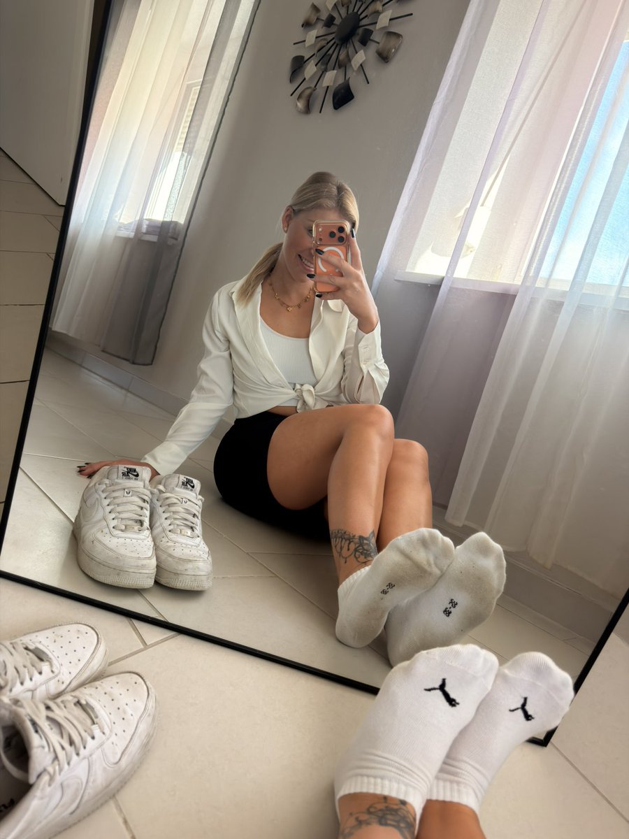 uniquMrslarry1's tweet photo. Nike Air Force Sneaker mit Sportsocken - das wird Dirty 💕 https://t.co/aaELLzdYp0