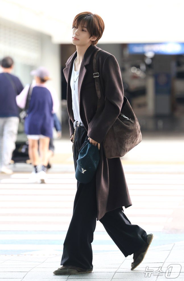 riizebabo's tweet photo. 앤톤 기사사진 수준 ㅈㄴ높다 이건 걍 모델이고, ㅠㅠ

#ANTONxSaintLaurent #ANTON https://t.co/EMlE65Cg6A