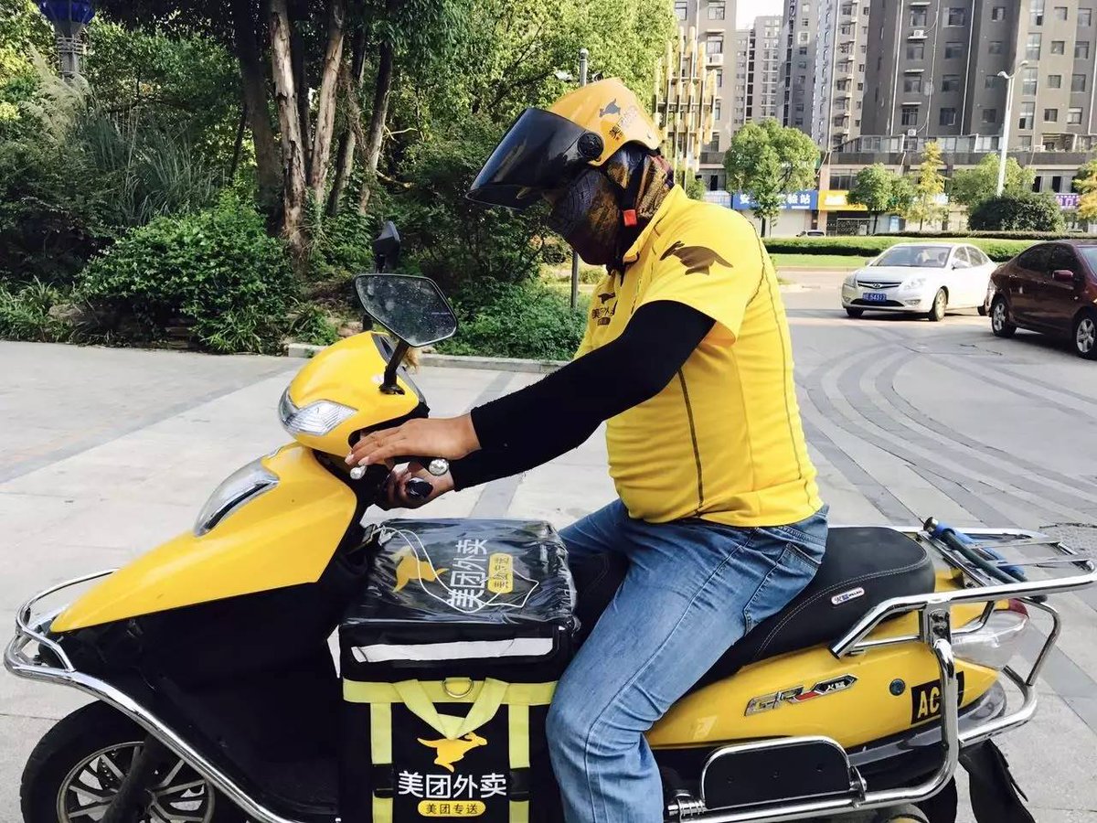 Toriedexteju's tweet photo. Una tarde calurosa en la calle, el aroma de pan recién horneado se mezcla con el ruido de risas y motos. Momentos simples que valen la pena atesorar ， https://t.co/EuretXMMDG