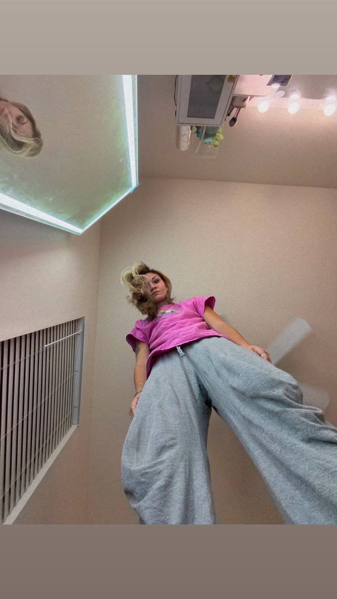 Lexithegiantess's tweet photo. Wait people??? https://t.co/lBVN7ZPisR
