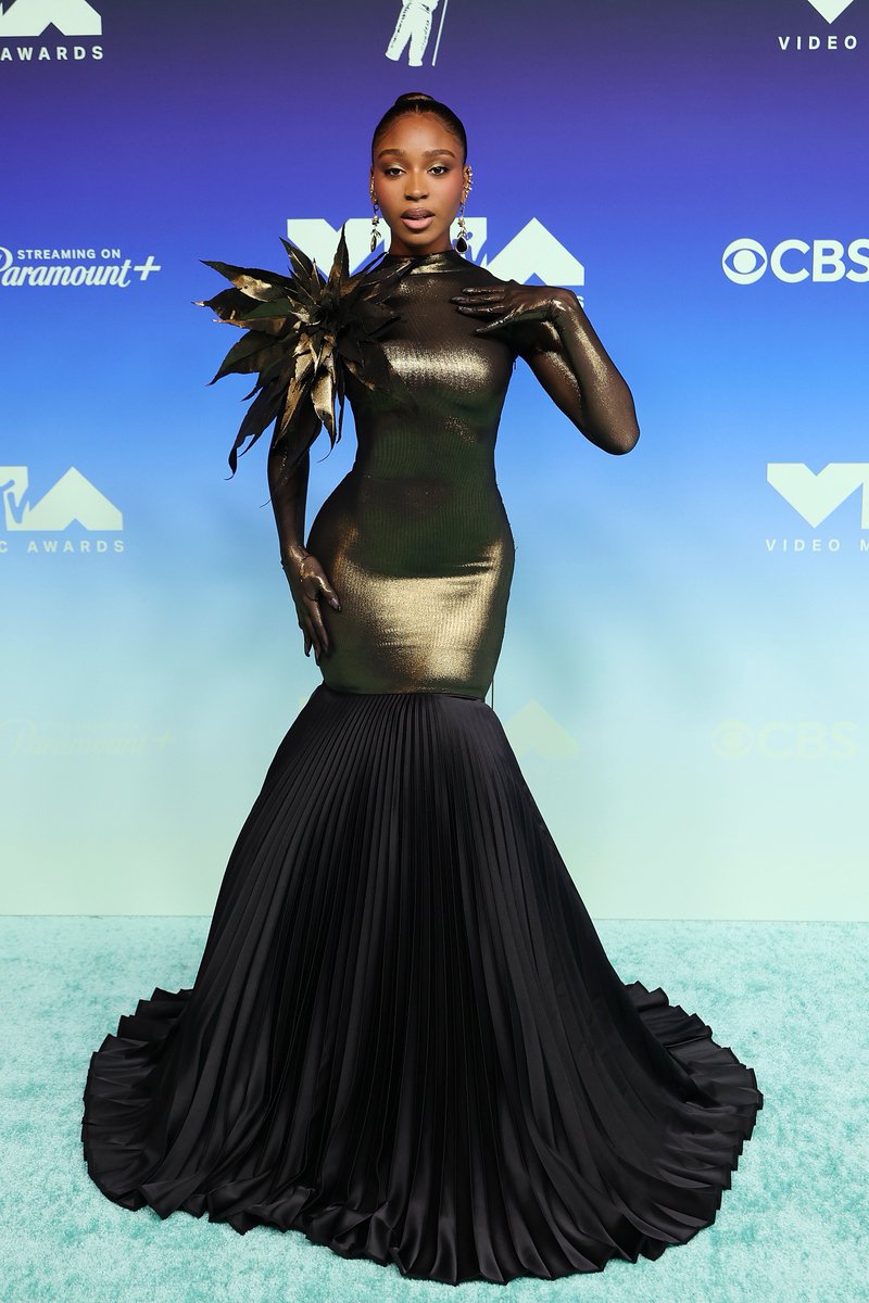 sboficial's tweet photo. Normani no blue carpet do #VMAs. https://t.co/uys7MNloNy