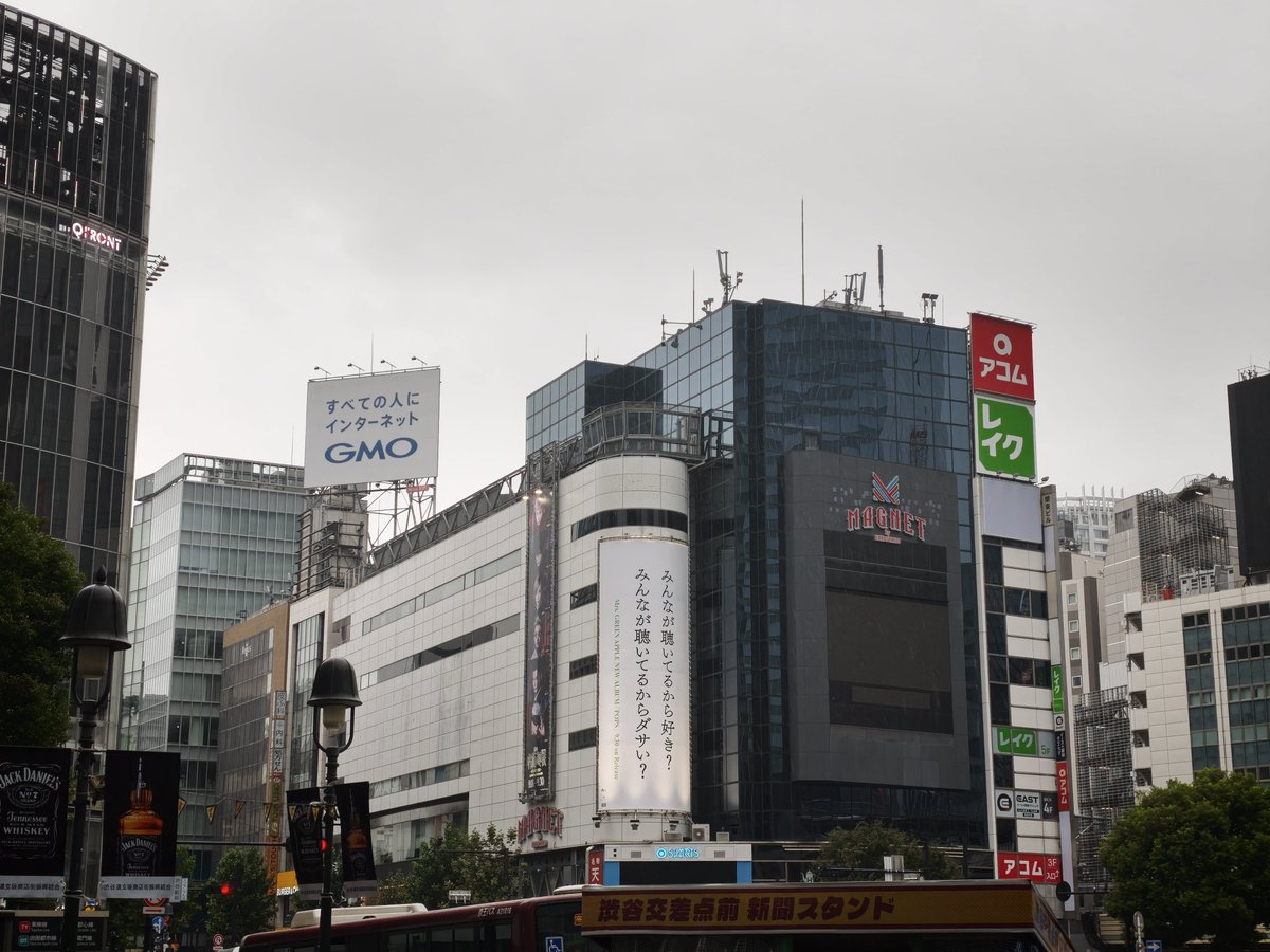 adbrex_'s tweet photo. 渋谷駅前で遭遇、Mrs. GREEN APPLE 6th ORIGINAL FULL ALBUM 「POPS」の広告。

「みんなが聴いてるから好き？」
「みんなが聴いてるからダサい？」
という問いかけを大きく展開。

思考をハッと立ち止まらせるメッセージ。
#MrsGREENAPPLE #ミセスPOPS https://t.co/XLRsSlXo97