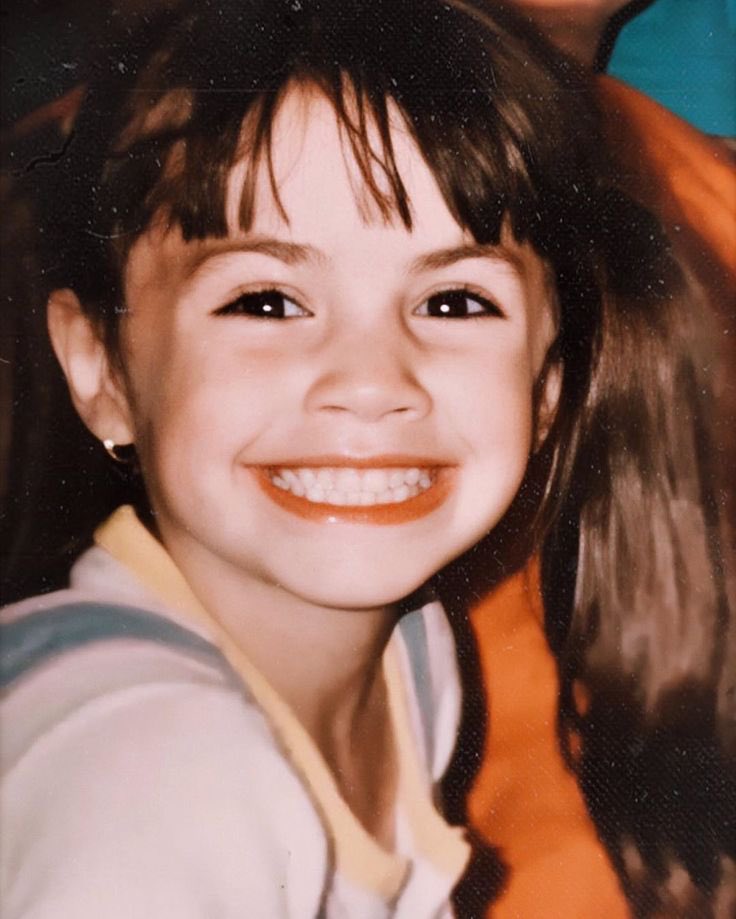 brynespo's tweet photo. esa sonrisa es la de esa niña que se miraba al espejo soñando con ser artista, te amo mariana ♥️ https://t.co/EVAd1jrsFp