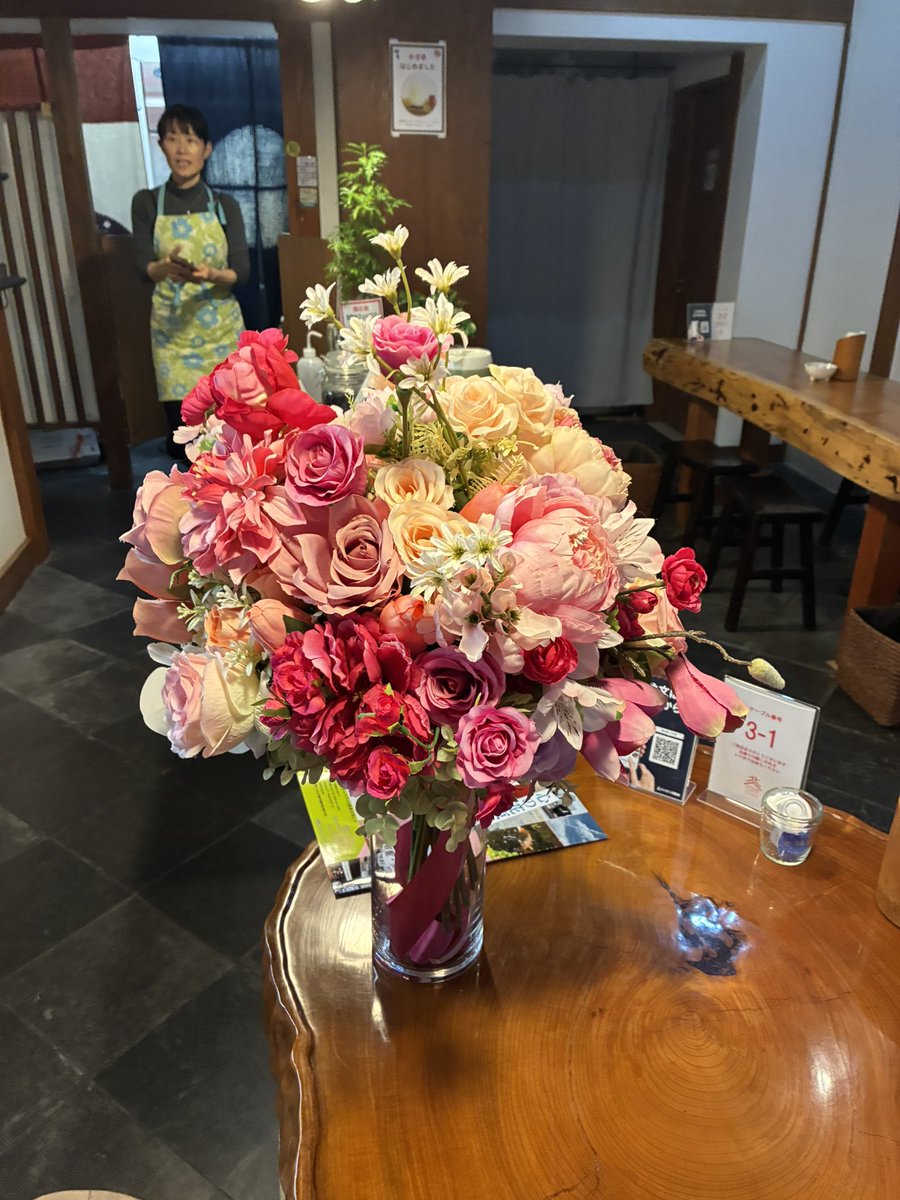 UnsaiYukari's tweet photo. 心の花びら＋心の花束♾️無限大が、無事終わりました。栃木市に滞在中、作品展期間中も含めて、沢山の発見と輝きを感じさせていただいた方に、心の花束の会場に飾っていたピンクの花束をプレゼントさせていただきました。北蔵カフェICHIGOのFMラジオ番組パーソナリティの高村さん。カフェ2階を子ども達の勉強スペースとして提供されています。
#素敵な出会い#心の花束♾️無限大#栃木市