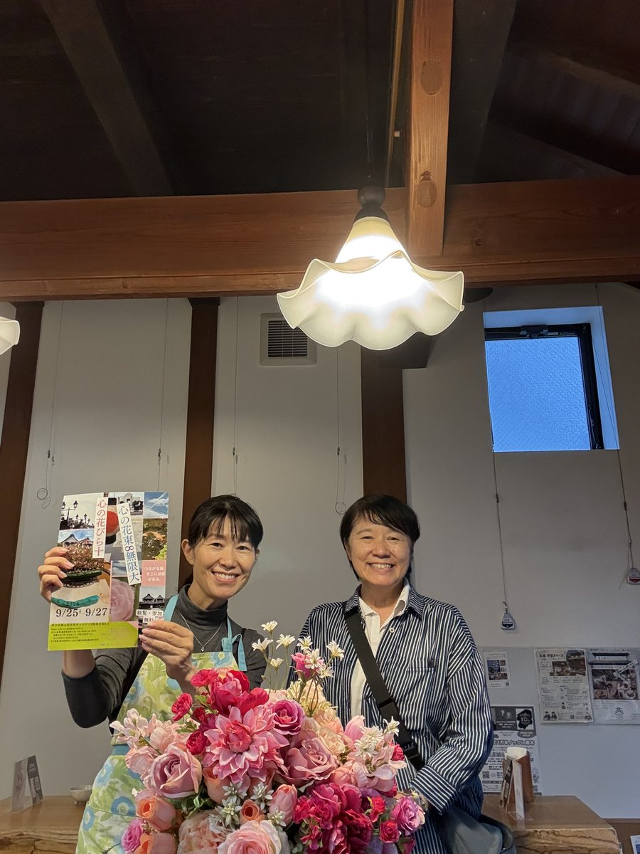 UnsaiYukari's tweet photo. 心の花びら＋心の花束♾️無限大が、無事終わりました。栃木市に滞在中、作品展期間中も含めて、沢山の発見と輝きを感じさせていただいた方に、心の花束の会場に飾っていたピンクの花束をプレゼントさせていただきました。北蔵カフェICHIGOのFMラジオ番組パーソナリティの高村さん。カフェ2階を子ども達の勉強スペースとして提供されています。
#素敵な出会い#心の花束♾️無限大#栃木市