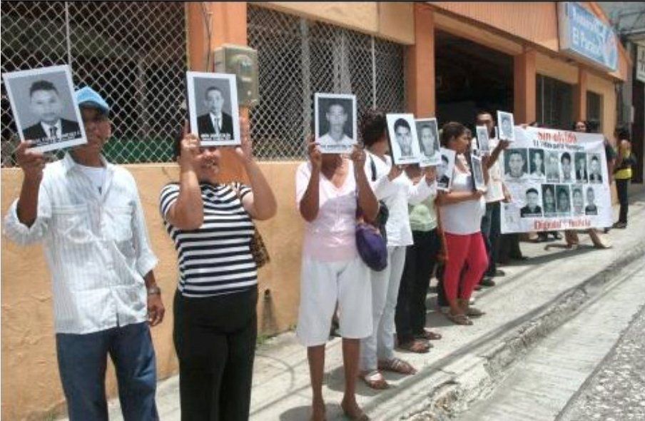 tavo2366's tweet photo. Cuando la prensa tradicional prefiere el show del Gobierno antes que la verdad, no solo desinforma: le abre la puerta a una segunda era de falsos positivos. 

Medios que magnifican el teatro estatal sin cuestionarlo se hacen cómplices directos de la tragedia que viene. 

De las consecuencias de este circo mediático no habrá refugio para nadie.