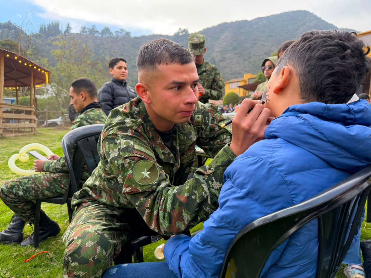Ejercito_Div5's tweet photo. El Grupo de Caballería Mediano N.° 13 Tequendama de la #Brigada13, en articulación con la Alcaldía de Cota y la @PoliciaColombia, acompañó la Semana de la Discapacidad, brindando espacios de recreación e integración.

Con pintucaritas y globoflexia, nuestros soldados compartieron con aproximadamente 200 personas, visibilizando las capacidades de nuestra unidad y reafirmando el compromiso del Ejército con la inclusión y el bienestar de las comunidades.

#SoldadoEsServicioSocial