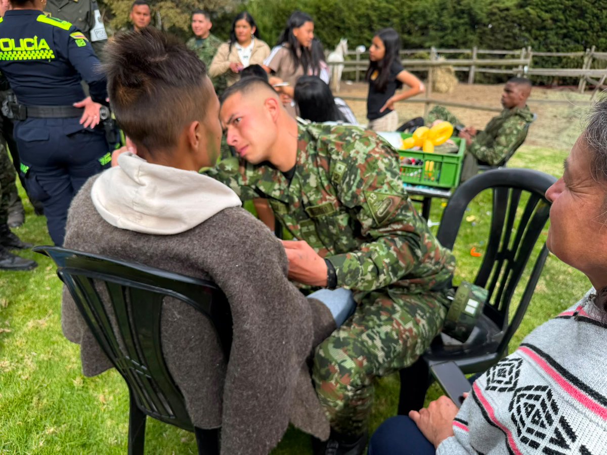 Ejercito_Div5's tweet photo. El Grupo de Caballería Mediano N.° 13 Tequendama de la #Brigada13, en articulación con la Alcaldía de Cota y la @PoliciaColombia, acompañó la Semana de la Discapacidad, brindando espacios de recreación e integración.

Con pintucaritas y globoflexia, nuestros soldados compartieron con aproximadamente 200 personas, visibilizando las capacidades de nuestra unidad y reafirmando el compromiso del Ejército con la inclusión y el bienestar de las comunidades.

#SoldadoEsServicioSocial