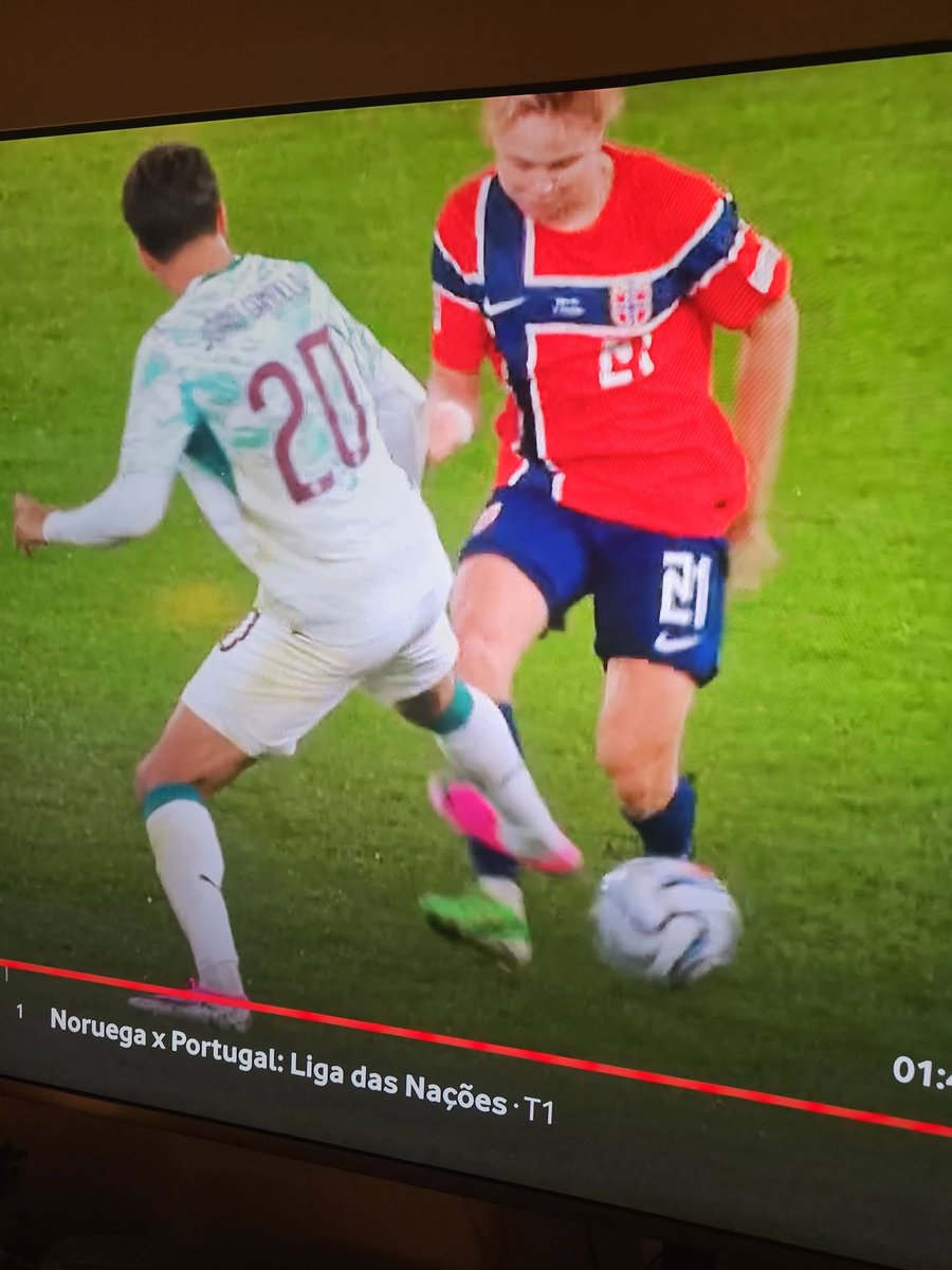JorgeAHenriques's tweet photo. À atenção dos comentadores da medialivre, Rui Santos, Abel Xavier, q pediram cartão vermelho para Gabri Veiga no clássico por uma entrada semelhante. Mesmo contrariando os especialistas.

Aqui árbitro mostrou amarelo e ninguém discutiu a decisão. 
Haja coerência. https://t.co/eXYIvPGM6t