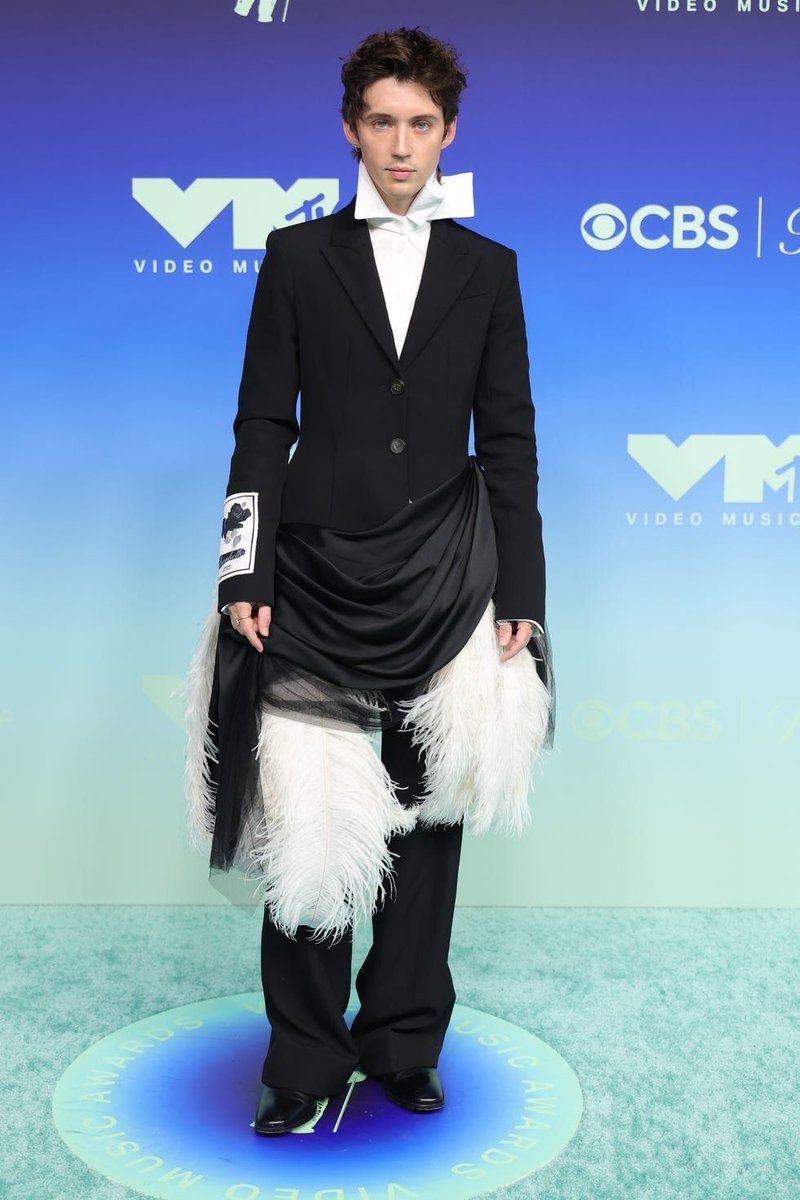 stealthelook's tweet photo. Looks all black 🤝 VMAs https://t.co/6Y0Q6DS6S0