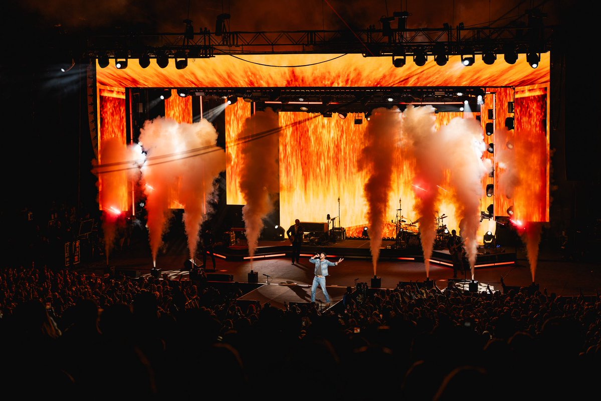 lukebryan's tweet photo. Wow what a venue, what a crowd. Thanks East Troy for showing up #WordOnTheStreetTour https://t.co/GiPAYfY29n
