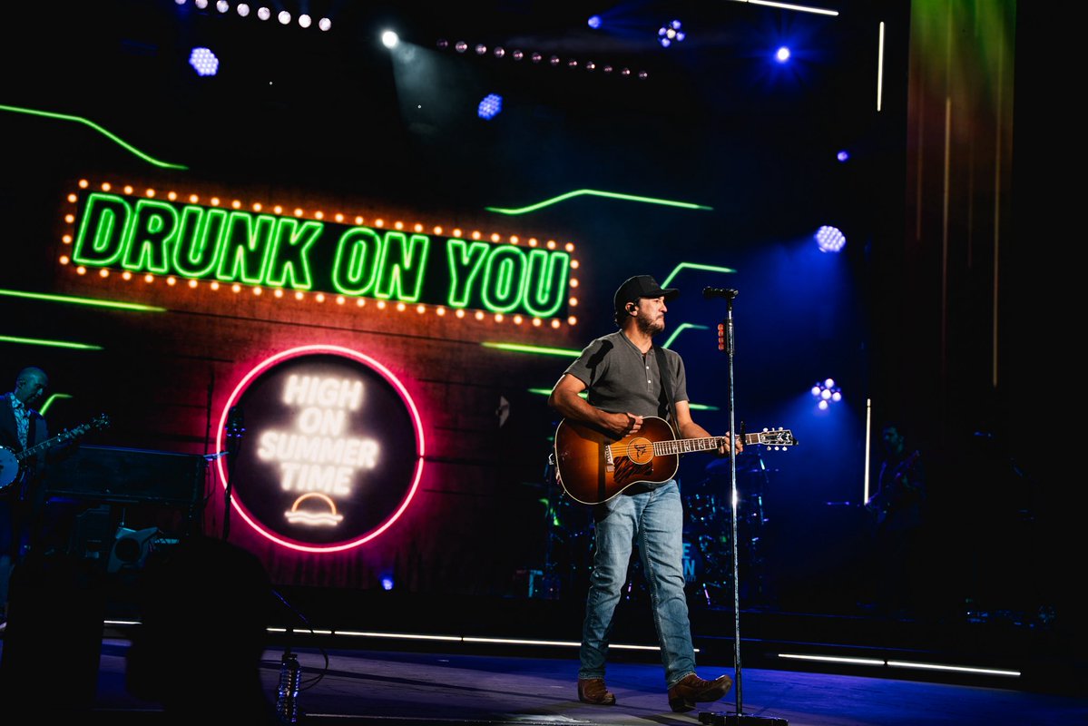 lukebryan's tweet photo. Wow what a venue, what a crowd. Thanks East Troy for showing up #WordOnTheStreetTour https://t.co/GiPAYfY29n