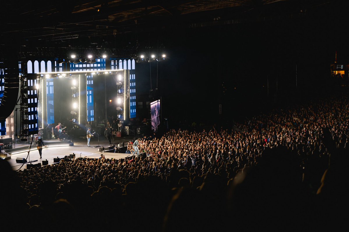 lukebryan's tweet photo. Wow what a venue, what a crowd. Thanks East Troy for showing up #WordOnTheStreetTour https://t.co/GiPAYfY29n