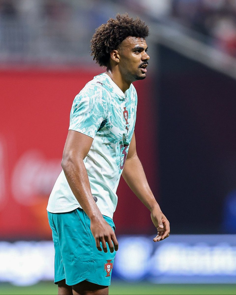 upsmetegelo's tweet photo. Renato Veiga é central e tem bigode. Adoro! Hoje fez um jogo enorme: atento a Haaland, duro nos duelos e sem lhe dar espaço. É um defesa tradicional, no melhor sentido. Gosta de defender, não foge ao duelo e sabe quando sair ou ficar. E tem 23 anos! https://t.co/JsAZLd7RUs