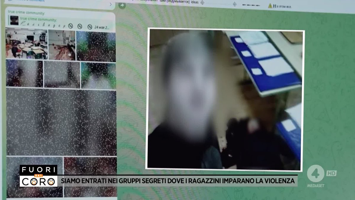A Mediaset 'Fuori dal Coro' news segment showing a blurred selfie of a person next to screenshots of a 'true crime community' chat, with the headline 'SIAMO ENTRATI NEI GRUPPI SEGRETI DOVE I RAGAZZINI IMPARANO LA VIOLENZA'.