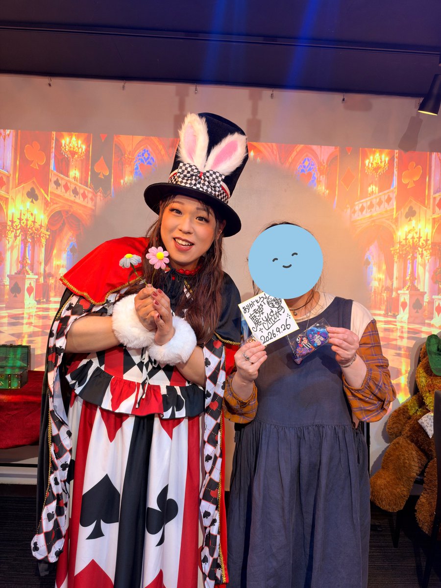 salami_y's tweet photo. 2026.9.26-27
大きな魔女さんの秘め夜会Vol.4
#大きな魔女さん
#OMProject
#魔法使いアキット
愛樹ちゃんいわく
マジック20%、トーク80%の秘め夜会
と言いつつカードがテーマの驚きのマジックを
たっぷり見せてくれました。
最近のイベントの裏話や拍手喝采の動画もあって
夜会は大盛り上がり♫
恒例のビンゴ大会では
“ありがとう!”のメッセージも嬉しい
可愛いミニサイン色紙と
“キュン”がいっぱい詰まった缶バッヂが当たって
嬉しかったー☺️
今回もいつもの愛樹ちゃんの優しさで
参加者全員にカードデザインのアクキーも🃏