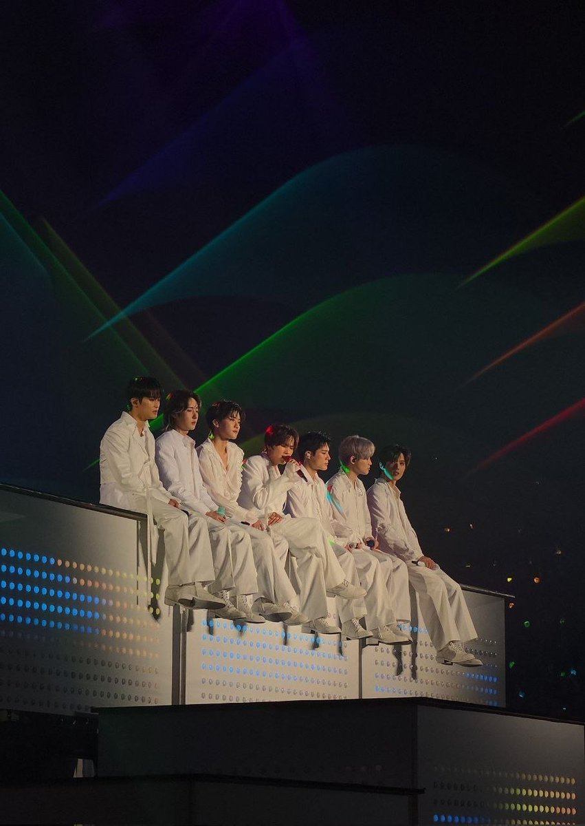 ojeno's tweet photo. Seven silhouettes painted in every color of the night, just like a rainbow. https://t.co/gc3kMQigug