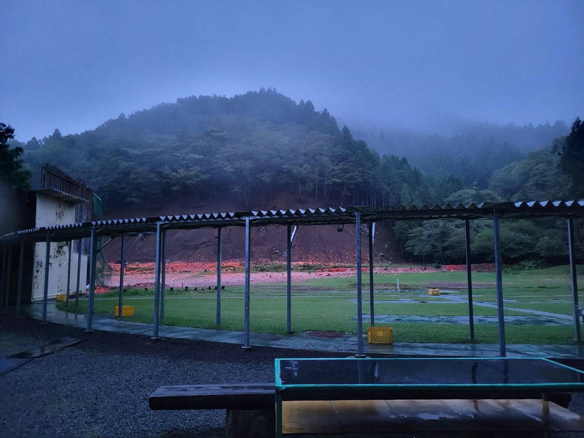suyamashooting's tweet photo. おはようございます☀
月　日（）今朝の須山情報です。
天気　雨☔
気温　18℃
風　　微風
本日は全面空いています。
生憎の雨ですがご来場予定のお客様は気をつけてお越し下さいませ。

本日も皆様のご来場スタッフ一同心よりお待ちしております。 https://t.co/XQt1N7isCF
