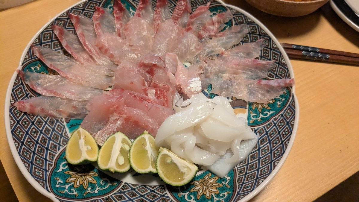 ktake2011's tweet photo. 丸々と肥えたキビレダイが、市場でたったの500円。脂が乗ってて美味しいお刺身になりました😊 https://t.co/lh0ChmiUA7
