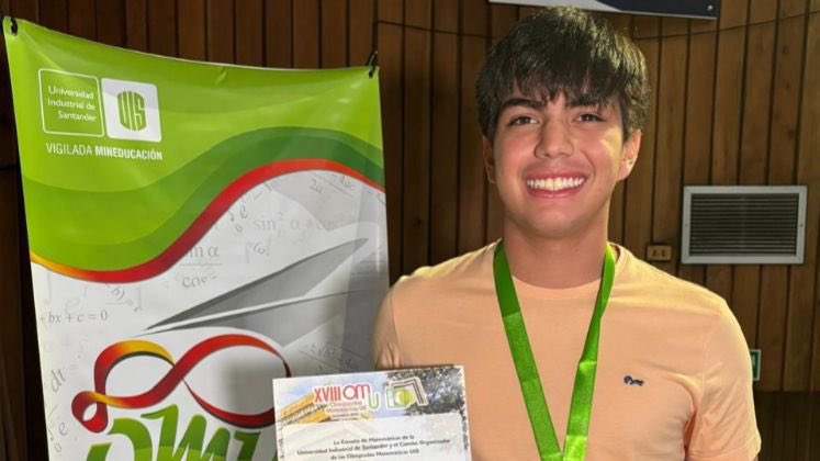 ABDELAESPRIELLA's tweet photo. La Patria Milagro premia el esfuerzo. 

Matías Luengas Vergel, un joven cucuteño de apenas 16 años, alcanzó un extraordinario puntaje de 500 sobre 500 en las Pruebas Saber 11. Un logro que refleja su talento, pero sobre todo su disciplina, dedicación y compromiso con sus sueños.

El mérito merece oportunidades. Por eso, gracias a la generosidad de un importante empresario colombiano, conseguimos para Matías una beca que cubrirá los cinco años de su carrera universitaria, en la universidad de Colombia que elija, para que pueda estudiar lo que sueña y seguir construyendo su futuro.

Matías: este logro es tuyo y de tu familia. Que sea apenas el comienzo de todo lo que puedes alcanzar.

Colombia cree en ti. Sigue soñando en grande y demostrando que el esfuerzo siempre vale la pena. 

¡Firme por la Patria! 

¡Viva Cristo Rey!

(A.D.L.E) 🇨🇴🐅