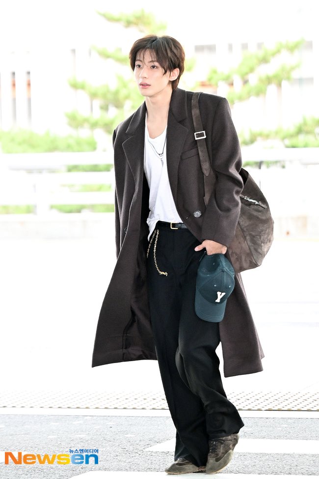 antonisbabo's tweet photo. 앤톤 롱코트 개좋고 얼굴 개처잘생김 ㅜ ㅜ ㅜ
#SaintLaurent #앤톤 https://t.co/A653kjdCZZ