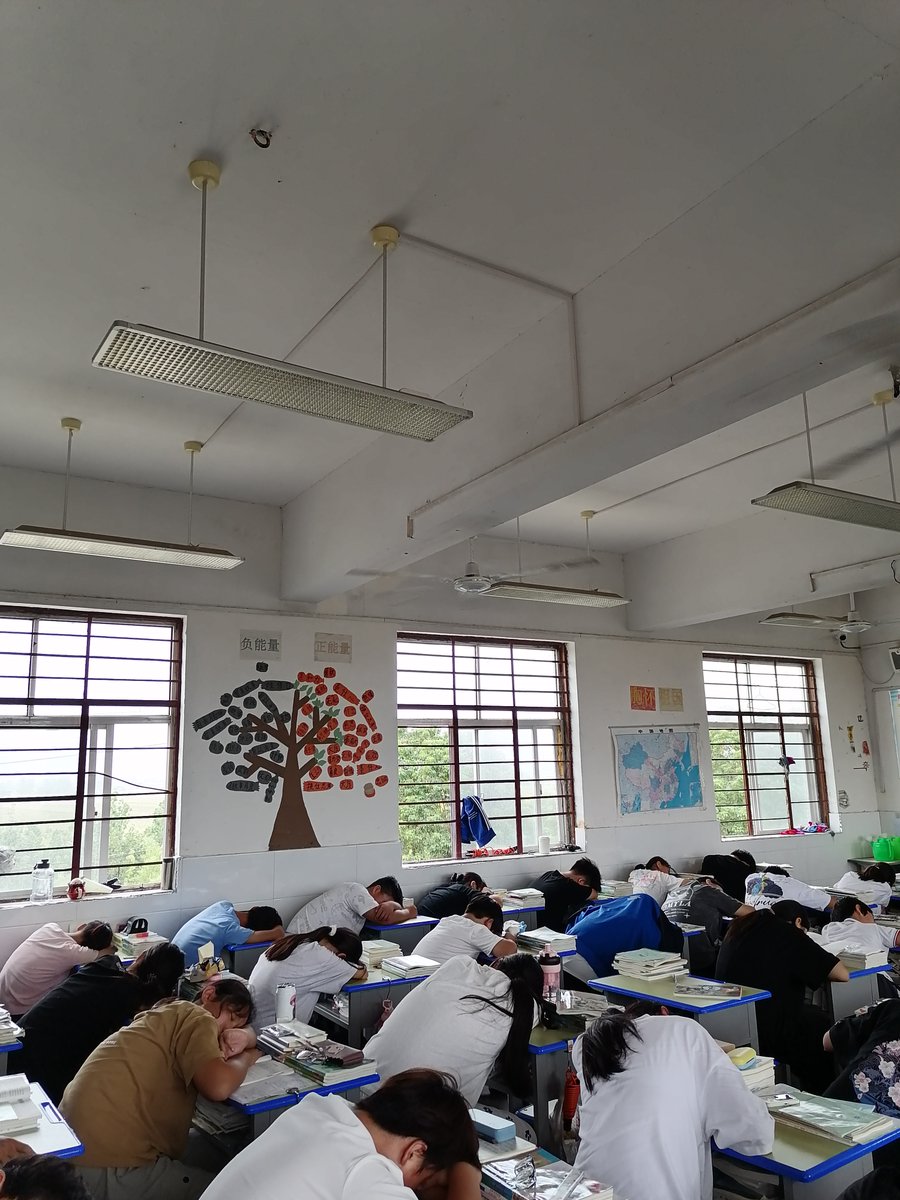 AugustineMtvks's tweet photo. Hoy en la universidad, mientras tomaba apuntes de matemáticas, mi compaero se durmió y su cabeza chocó con su cuaderno, haciendo un ruido tan fuerte que toda la clase nos miró. https://t.co/kc0IT7cBhK