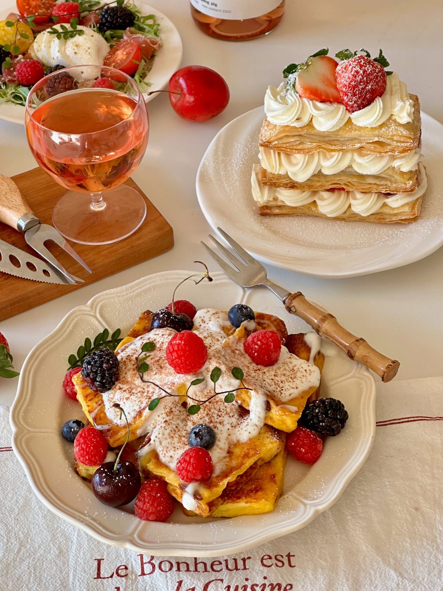 TempleGangv02's tweet photo. Just had the coziest weekend breakfast—fluffy scrambled eggs, fresh strawberry slices, and a warm slice of buttered sourdough. Perfect little pick-me-up for a lazy Sunday!， https://t.co/bMxqGW4pq1