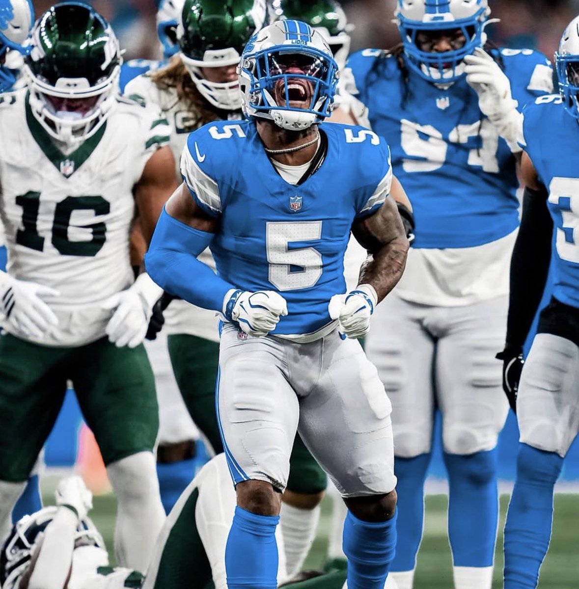 the_det_times's tweet photo. Lions DB Christian Izien vs. the Jets:

11 total tackles (game-high)
9 solo tackles (game-high)
3 TFLs (game-high)
1 PD https://t.co/moI2oNzSsM