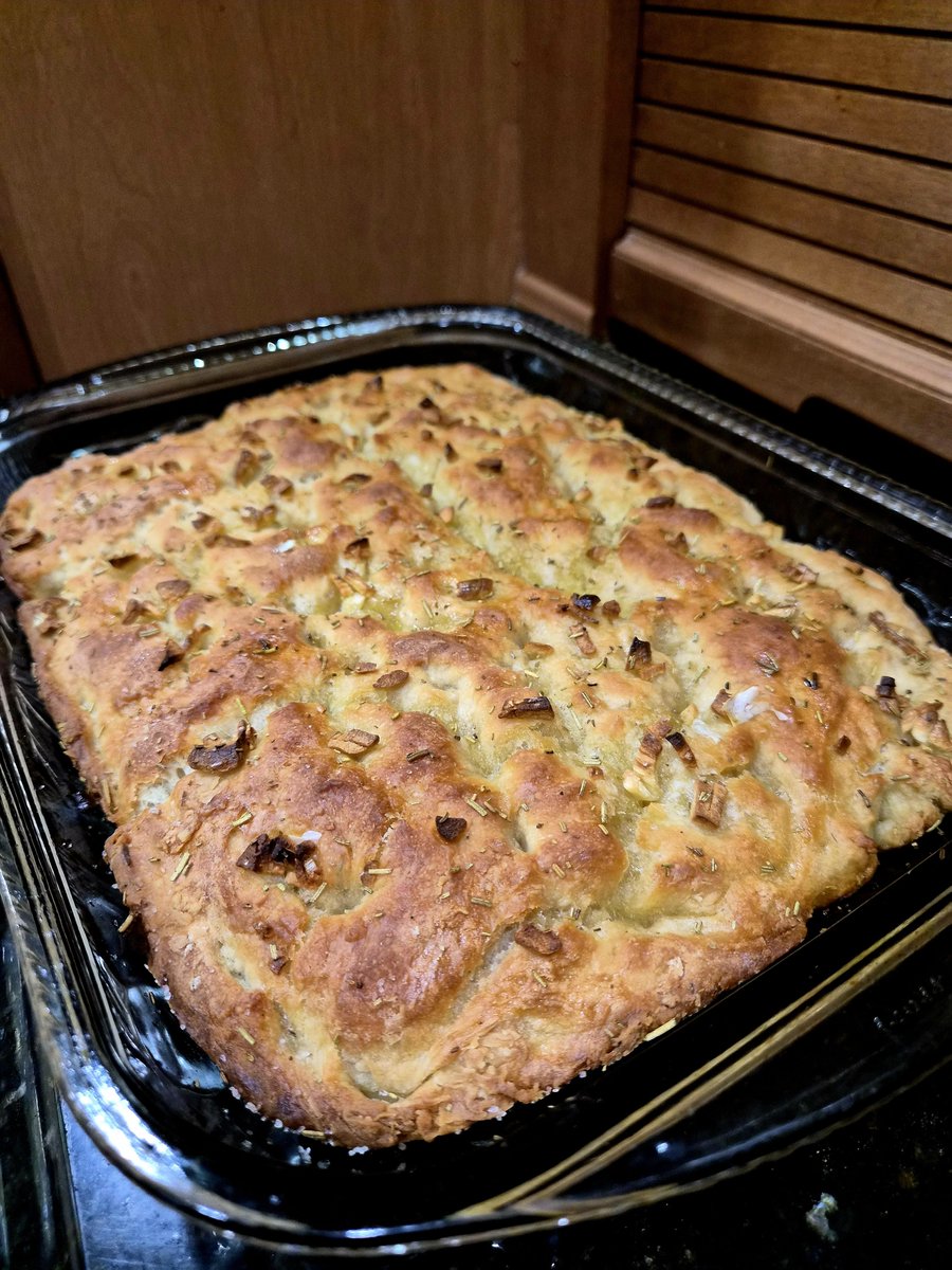 ElleDotMo's tweet photo. Didn't feel like going to the store for bread but felt like spending twice as much time to make it at home?? https://t.co/zvjQPZXQK7