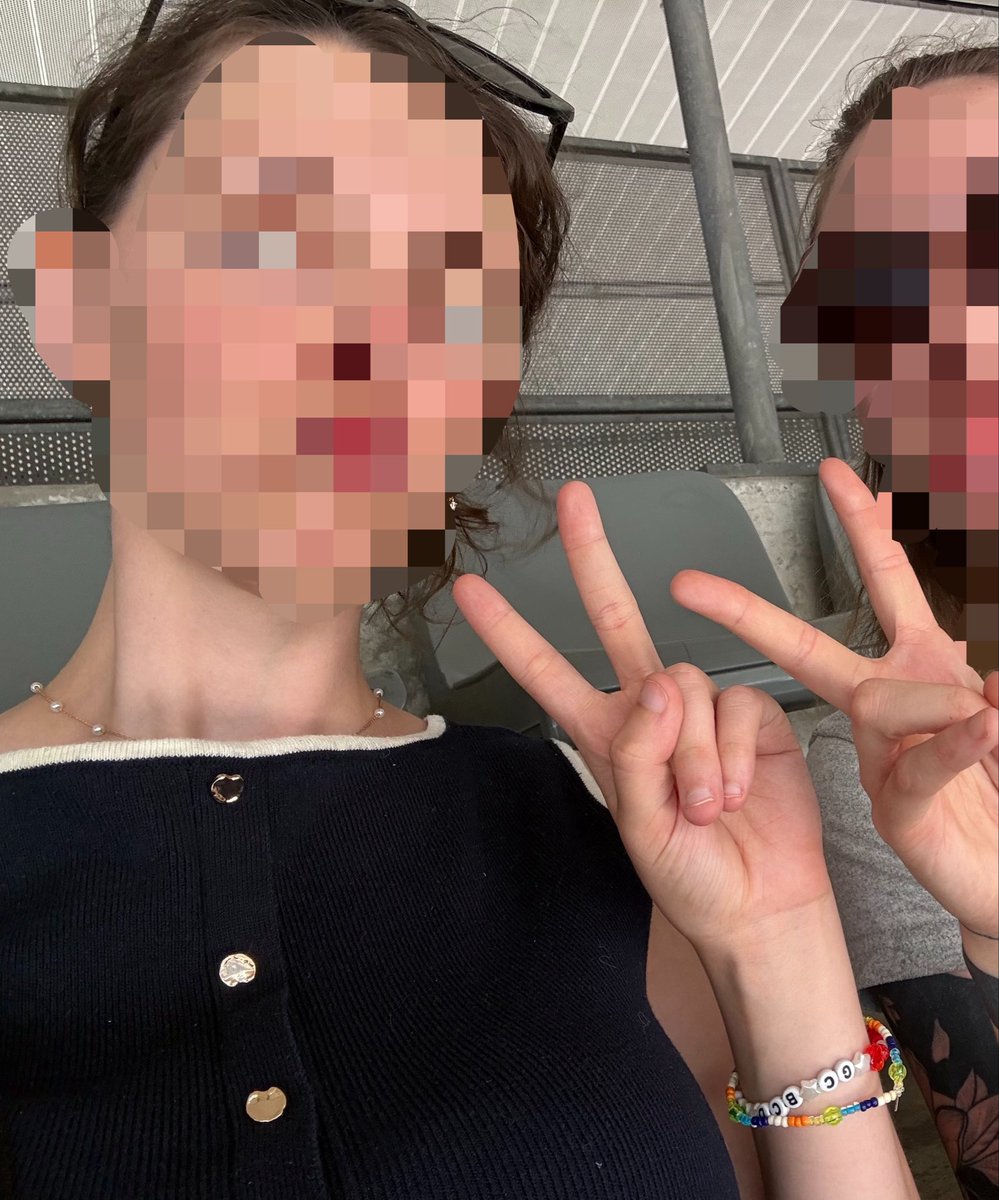 vcutm00n's tweet photo. chaque photo jsuis comme ça ✌🏼✌🏼 #chiante https://t.co/68xESvAjI7