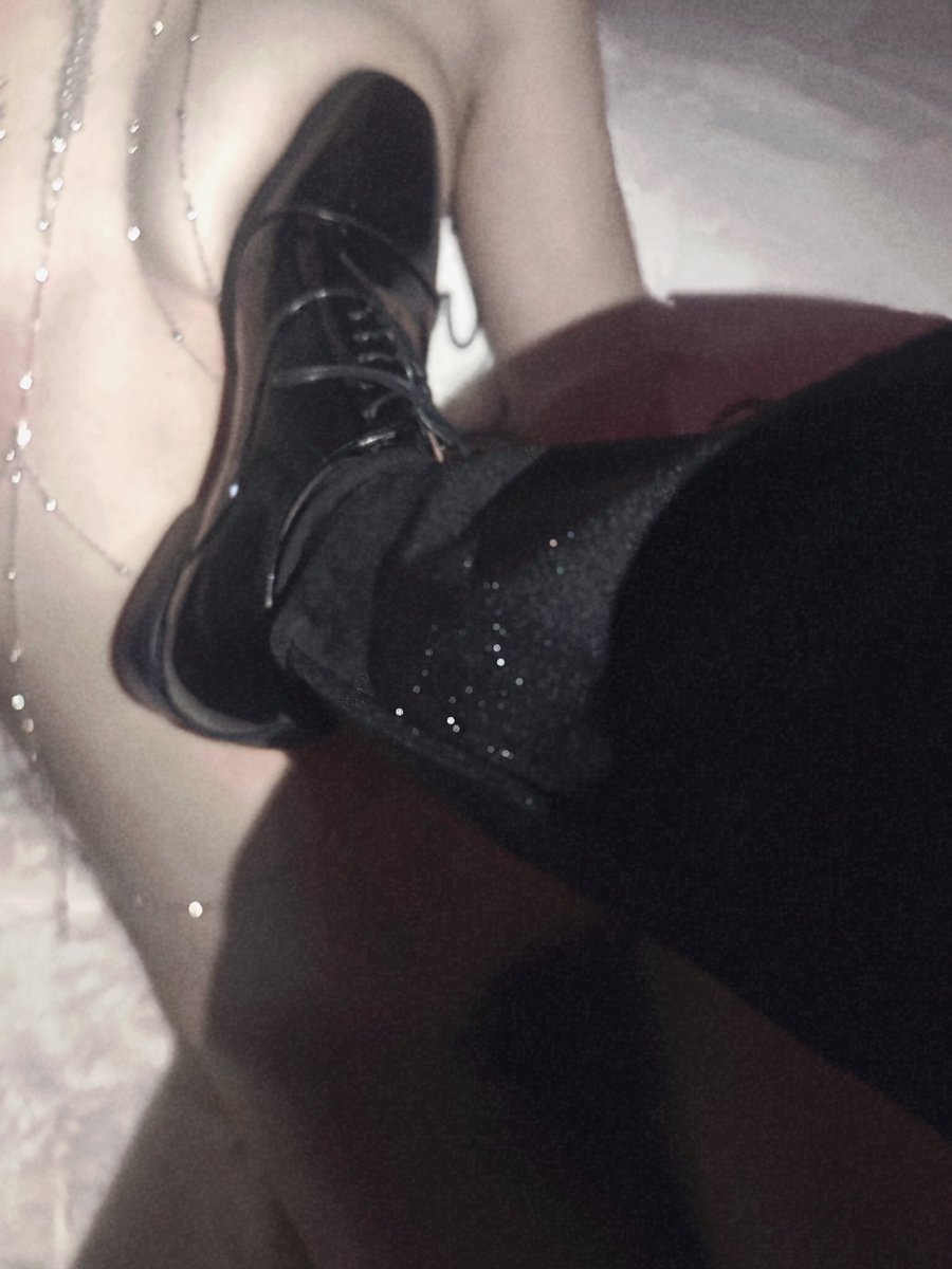 amberrxjbxx's tweet photo. 她的新鞋
#拉拉 #女同 #wlw #les https://t.co/HqYGtFLS0j
