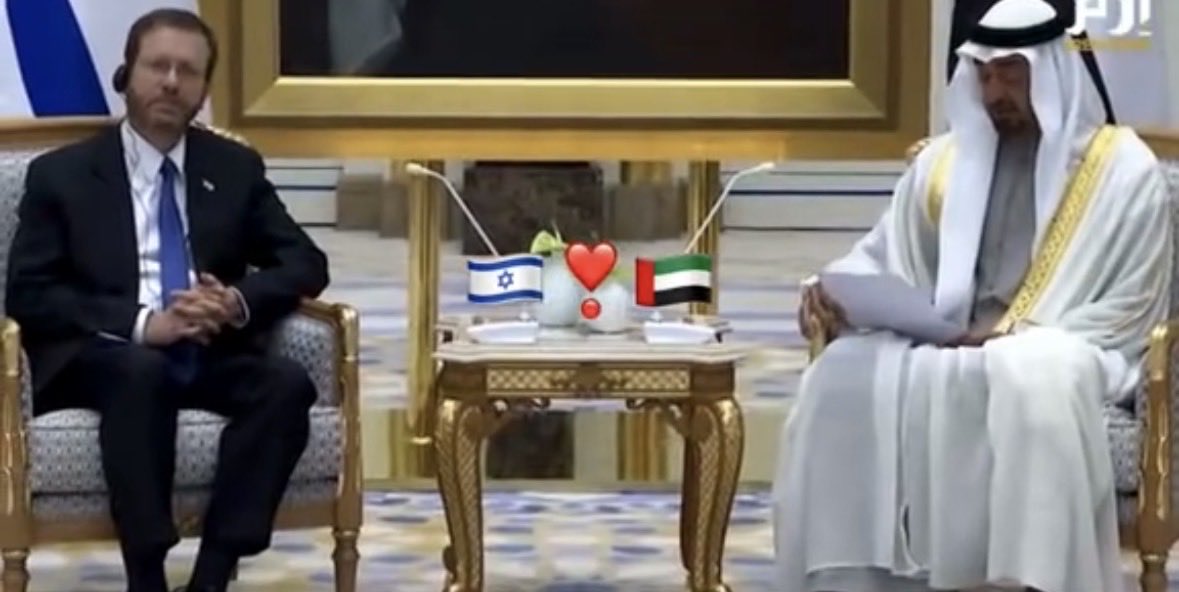 Me0i1uy's tweet photo. @dh49923 @Saudmfcf @zayedbinkhaled @khaledinho_5 @saifcaio شكرا مانبي 😍 https://t.co/jxJ7w2BlPn