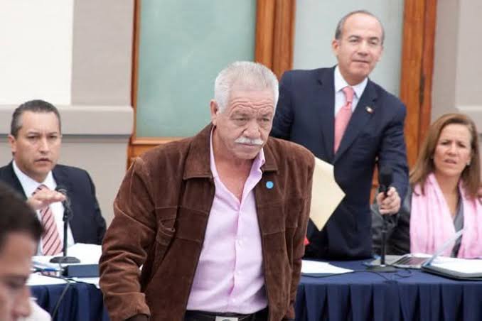 Jime2002_'s tweet photo. Gente, qué creen: un hombre irrumpió en medio del evento de Felipe Calderón para exigir justicia por la desaparición de su hijo y un día después amanece MUERTO. Esto nunca lo verás con Claudia Sheinbaum. https://t.co/PorKGOJfBf