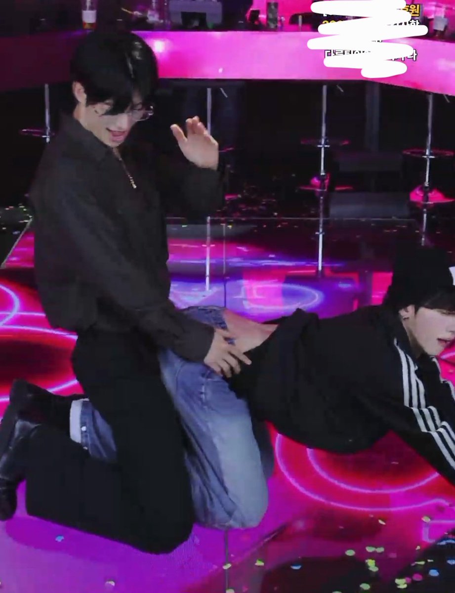 pearlyin_white's tweet photo. Hyukki is getting bolder and bolder 

#혁키 #키리 #혁근
#라인업컴퍼니 https://t.co/7A8G6yEkjz