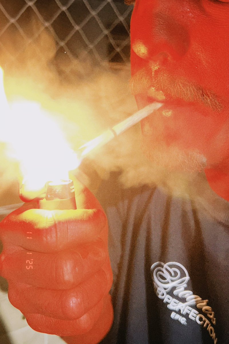 dixgaca's tweet photo. quando o lula ganhar, vou me pintar de novo de vermelho e fazer um cigarraço em BH https://t.co/RsDsU6Lzen