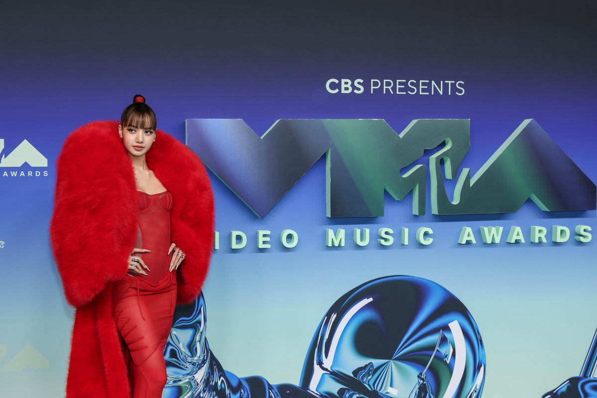 vmas's tweet photo. Oh, she's a ROCKSTAR. #VMAs #Lisa https://t.co/Wqho8qQhnA