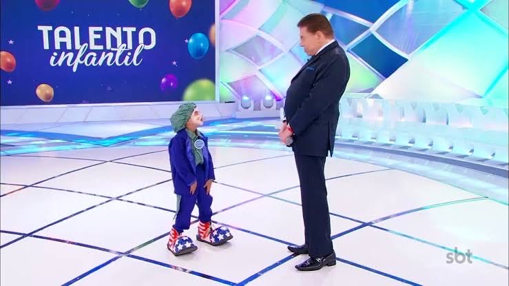 otcomentatudo's tweet photo. Genteeeeee
O Palhaço Sucatinha voltou!!!!!!!

Como o tempo passou voando!!!!!!!! Um dia desses ele estava fazendo piada com o Silvio Santos. Agora está fazendo palhaçada com a Patrícia Abravanel.

#ProgramaSilvioSantos https://t.co/qzAHC85ZJx